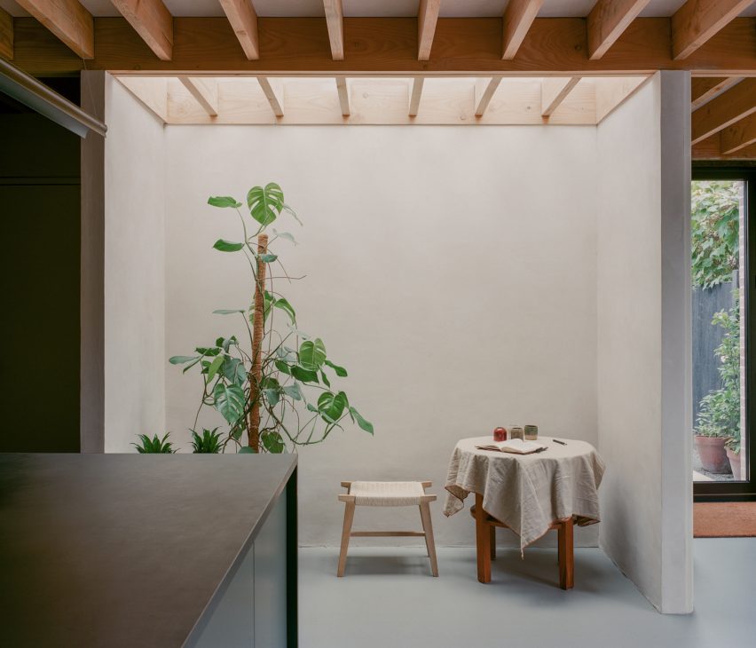 Polysmiths designs "beautifully sustainable" London house featuring cork-lined living spaces