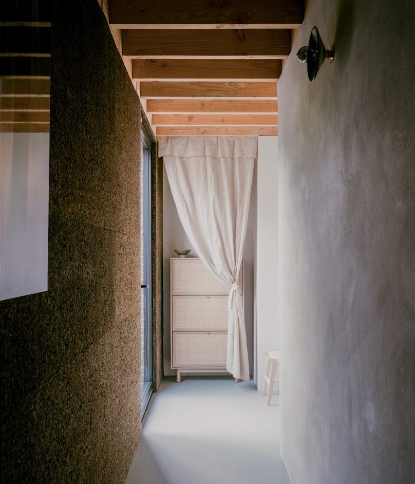Polysmiths designs "beautifully sustainable" London house featuring cork-lined living spaces