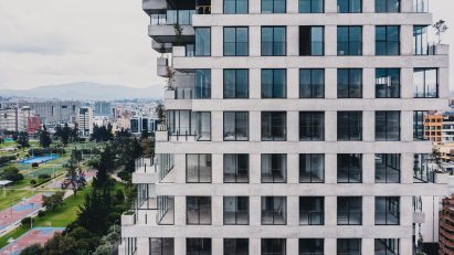 Image of the planar facade and its gridded windows at Qorner