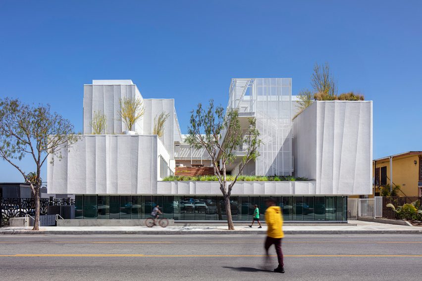 Rose Apartments in California by Brooks + Scarpa