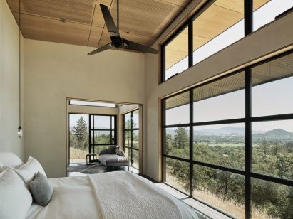 Bedroom volume with sweeping views at house by Feldman Architecture