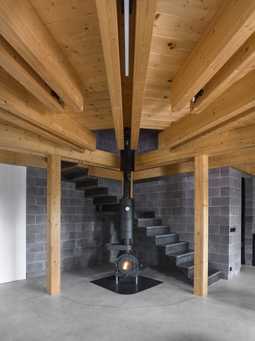 Stempel & Tesar architekti completes curved home overlooking a Czech forest