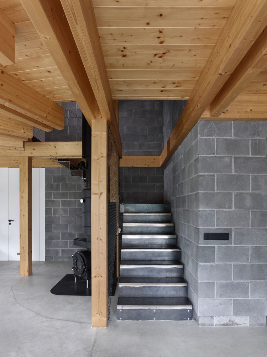 Stempel & Tesar architekti completes curved home overlooking a Czech forest