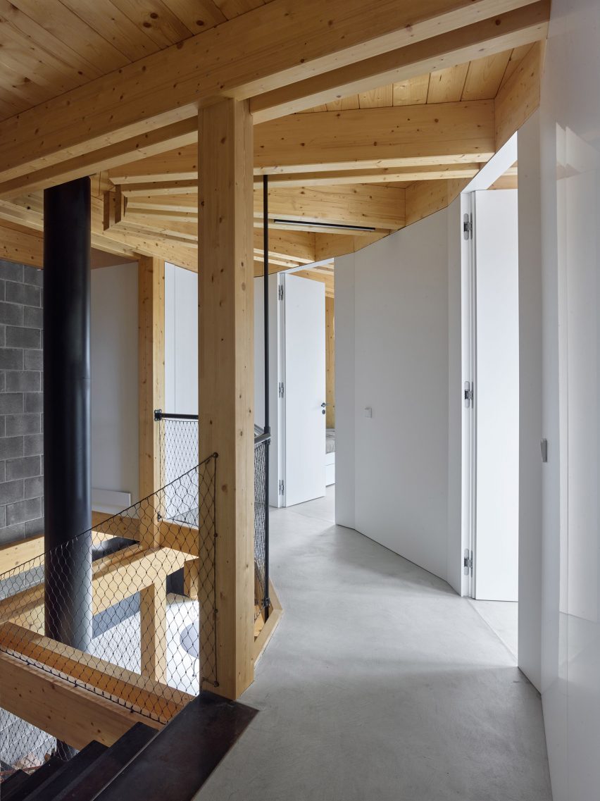 Stempel & Tesar architekti completes curved home overlooking a Czech forest