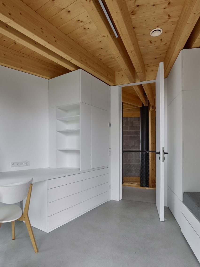 Stempel & Tesar architekti completes curved home overlooking a Czech forest