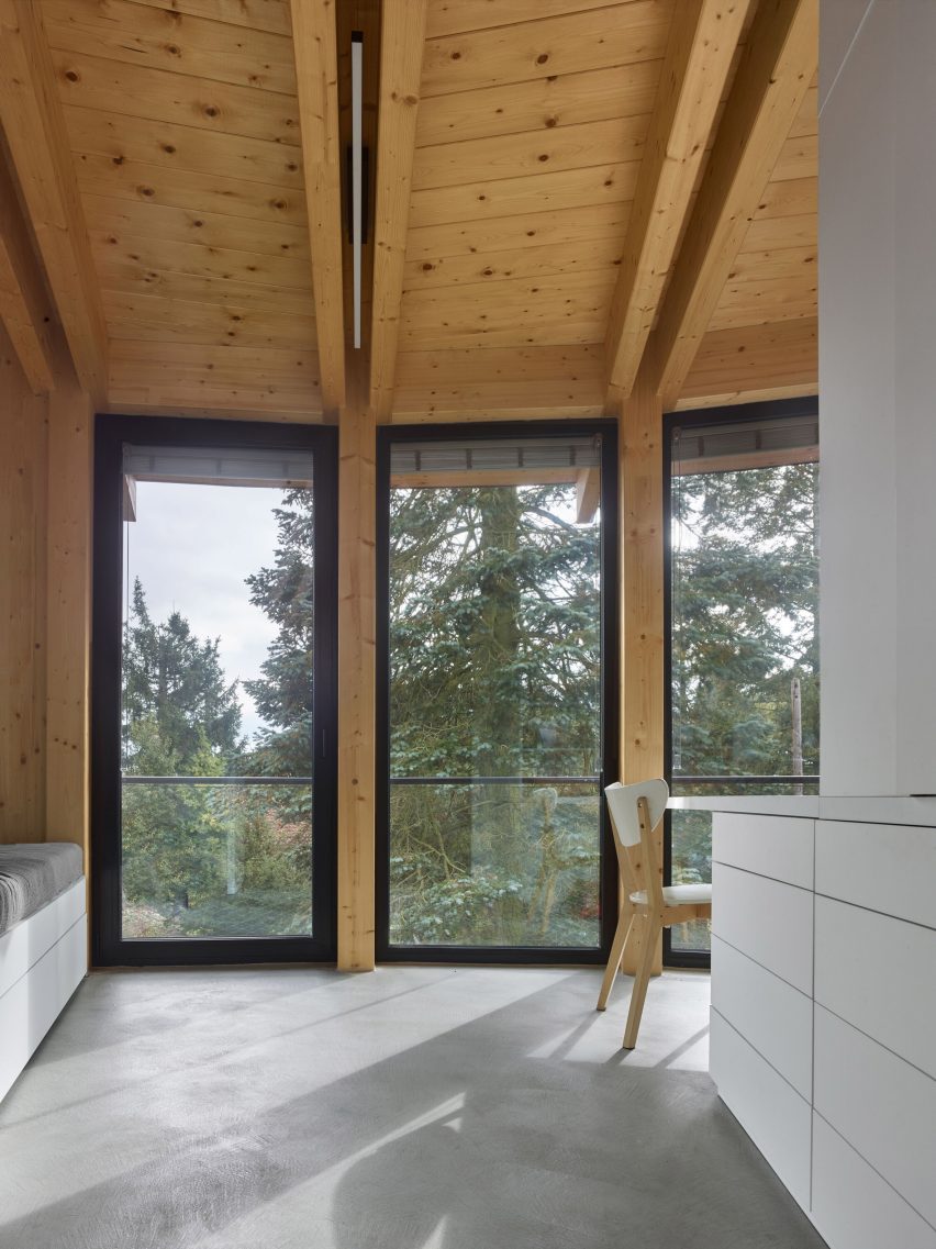 Stempel & Tesar architekti completes curved home overlooking a Czech forest