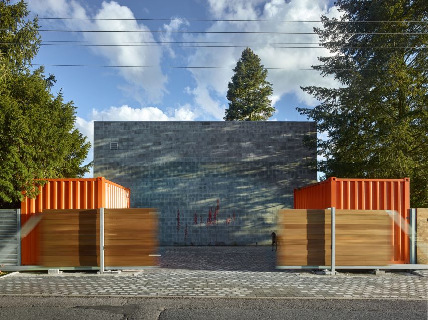 Stempel & Tesar architekti completes curved home overlooking a Czech forest