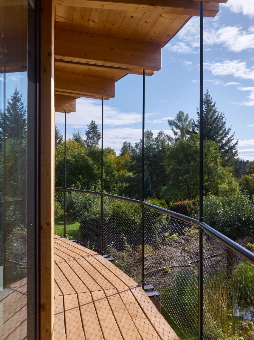 Stempel & Tesar architekti completes curved home overlooking a Czech forest