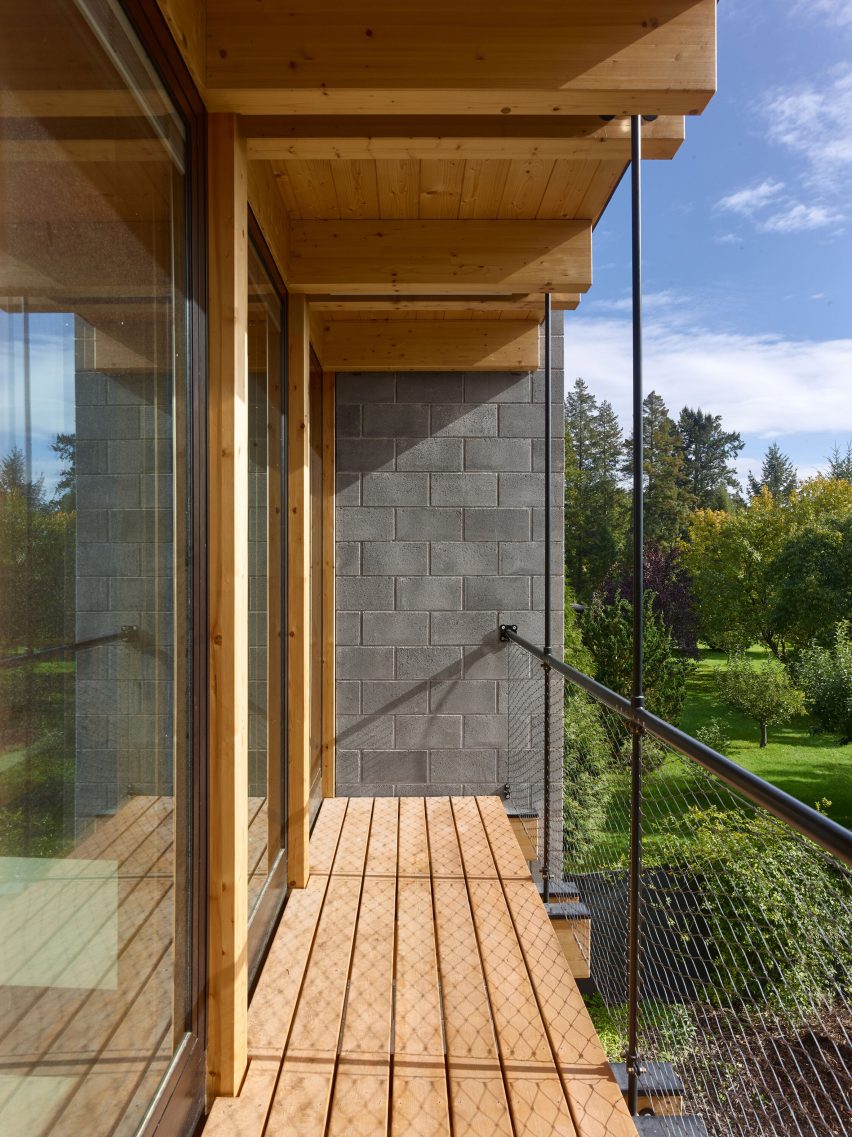 Stempel & Tesar architekti completes curved home overlooking a Czech forest