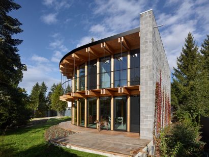 Exterior image of House that Opens up to the Sun
