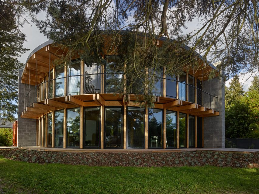 Stempel & Tesar architekti completes curved home overlooking a Czech forest