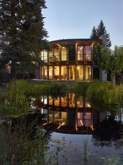 Exterior image of House that Opens up to the Sun
