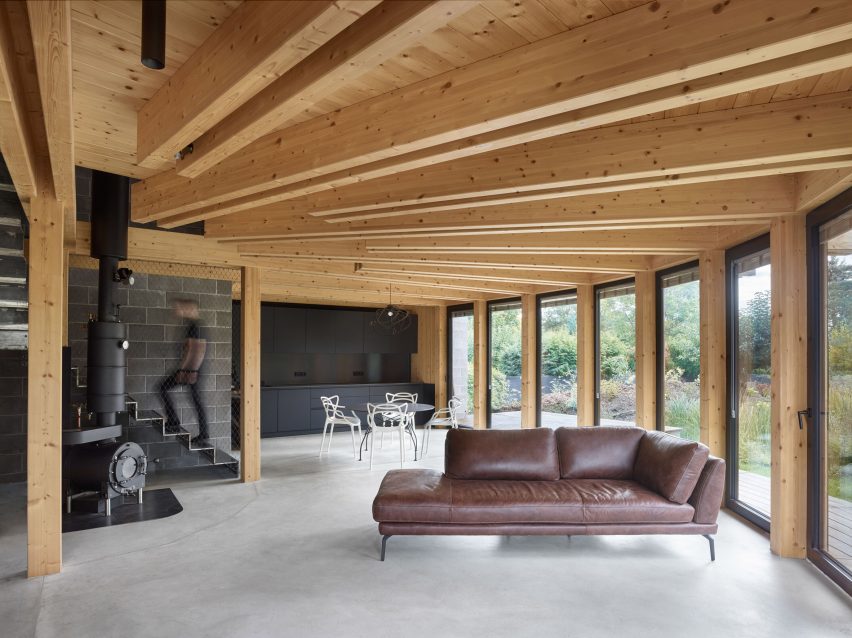 Stempel & Tesar architekti completes curved home overlooking a Czech forest