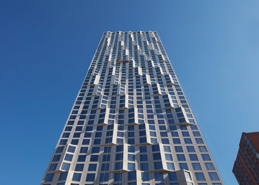 11 Hoyt looking up from the street