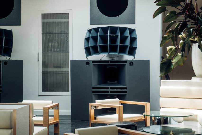 Speaker cabinet with subwoofer