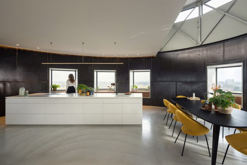 Amsterdamsestraatweg water tower renovation by Zecc Architecten