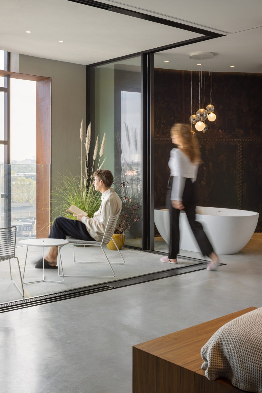 Amsterdamsestraatweg water tower renovation by Zecc Architecten