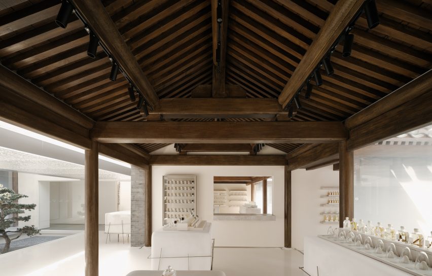 Wooden roof trusses of ToSummer Beijing