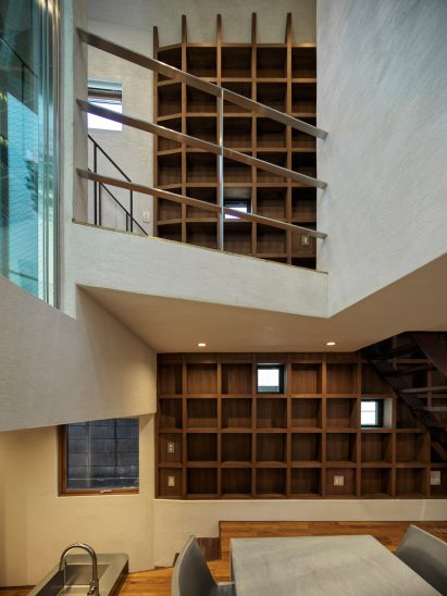 Void running through Japanese home by Tan Yamanouchi & AWGL