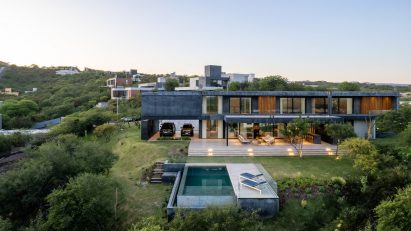 Exterior of the black concrete house by AR Arquitectos