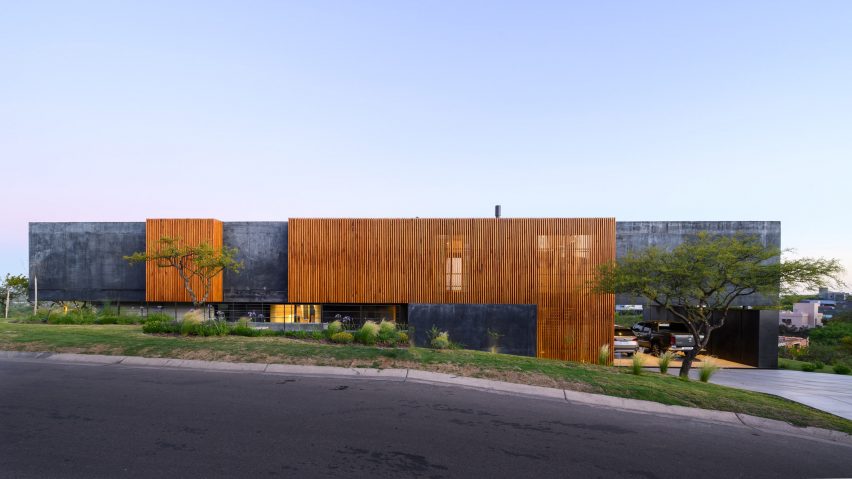 Exterior of the black concrete house by AR Arquitectos