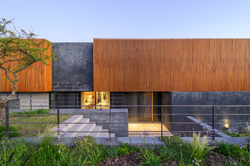 Exterior of the black concrete house by AR Arquitectos
