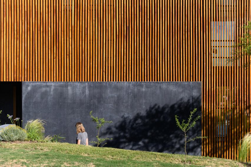 Exterior of the Black House by AR Arquitectos