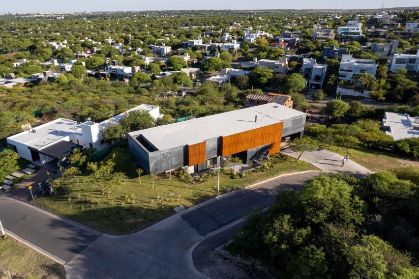 Exterior of the Black House by AR Arquitectos