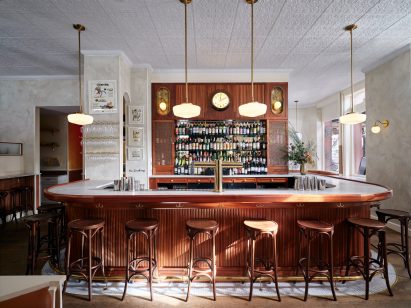 Bar with U-shaped counter