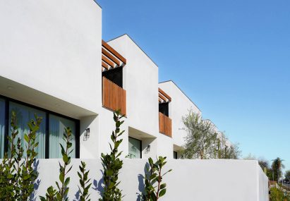 Recessed openings on housing by Bittoni Architects