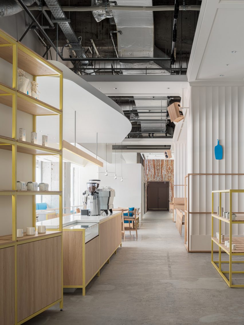 Blue Bottle Coffee shop in Hankyu store, Kobe, by Keiji Ashizawa