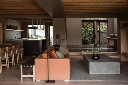 Living room, Casa Tres Árboles in Valle de Bravo by Direccion