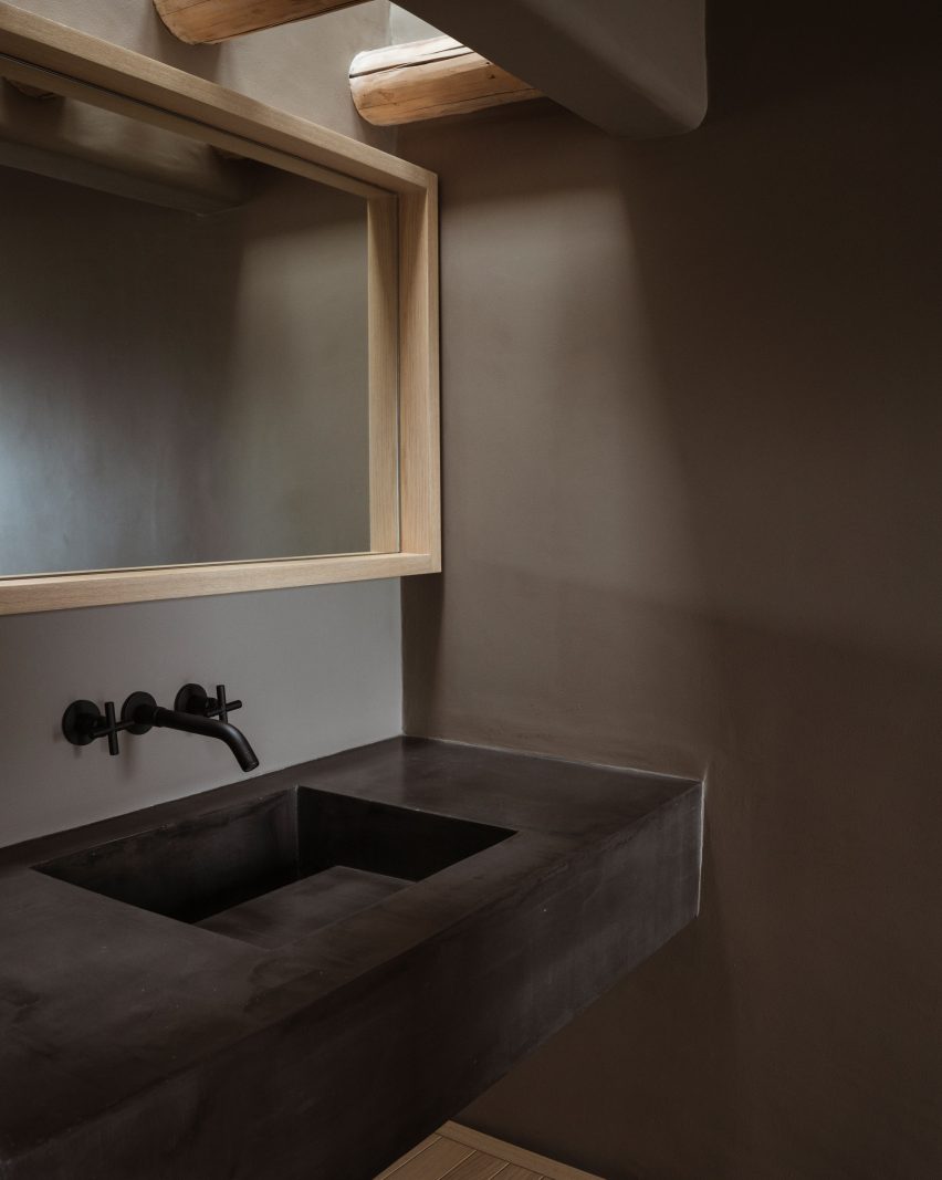 Bathroom basin, Casa Tres Árboles in Valle de Bravo by Direccion