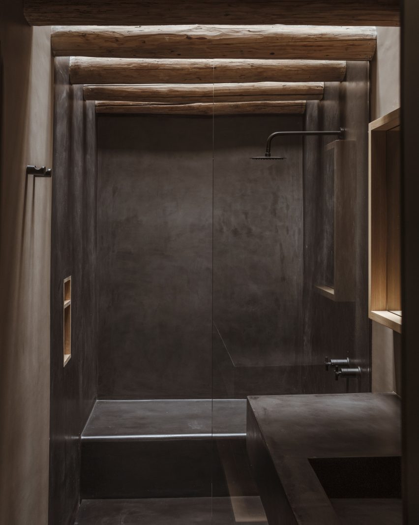 Shower, Casa Tres Árboles in Valle de Bravo by Direccion