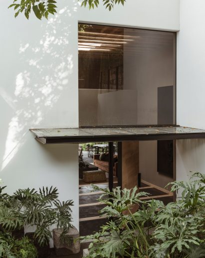 Glazed entrance, Casa Tres Árboles in Valle de Bravo by Direccion