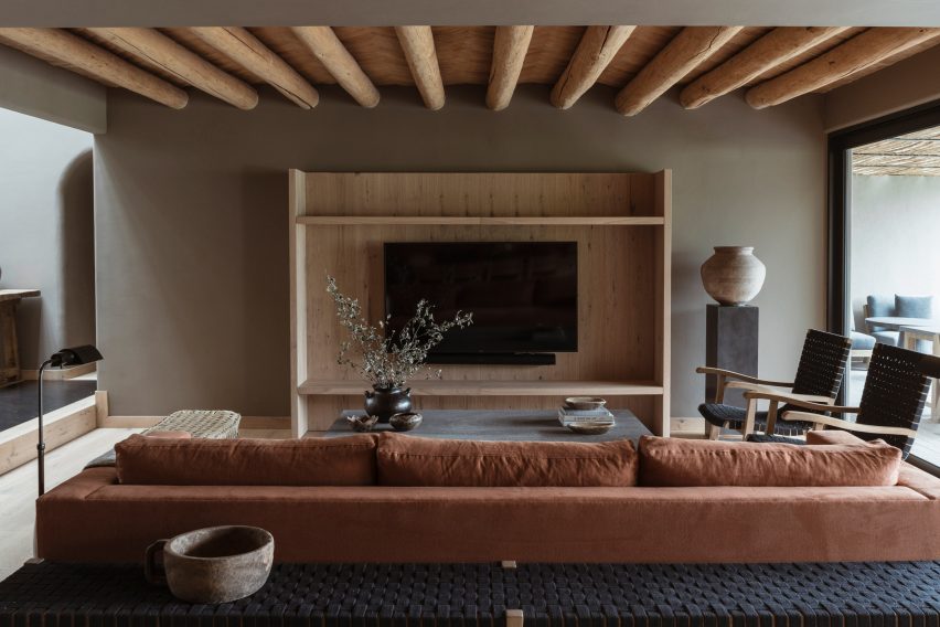 Lounge and television, Casa Tres Árboles in Valle de Bravo by Direccion