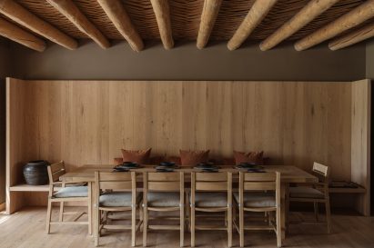 Dining table, Casa Tres Árboles in Valle de Bravo by Direccion