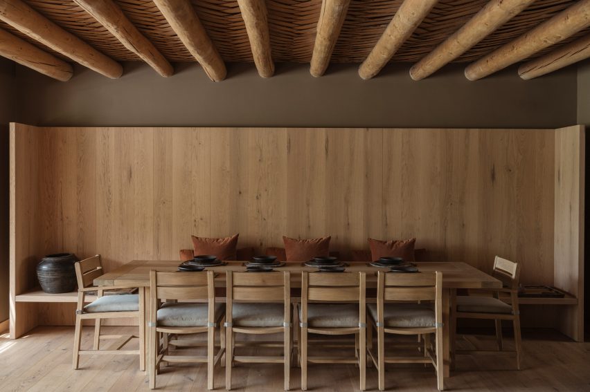 Dining table, Casa Tres Árboles in Valle de Bravo by Direccion
