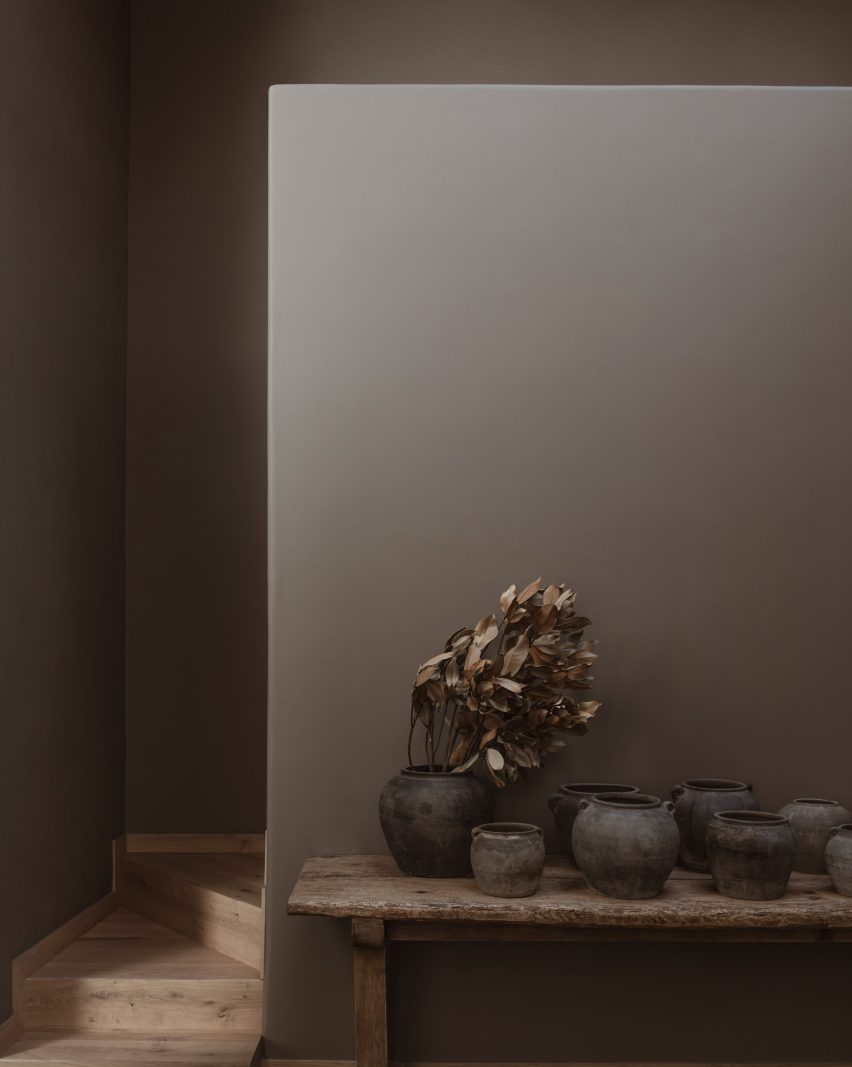 Dark wall, Casa Tres Árboles in Valle de Bravo by Direccion