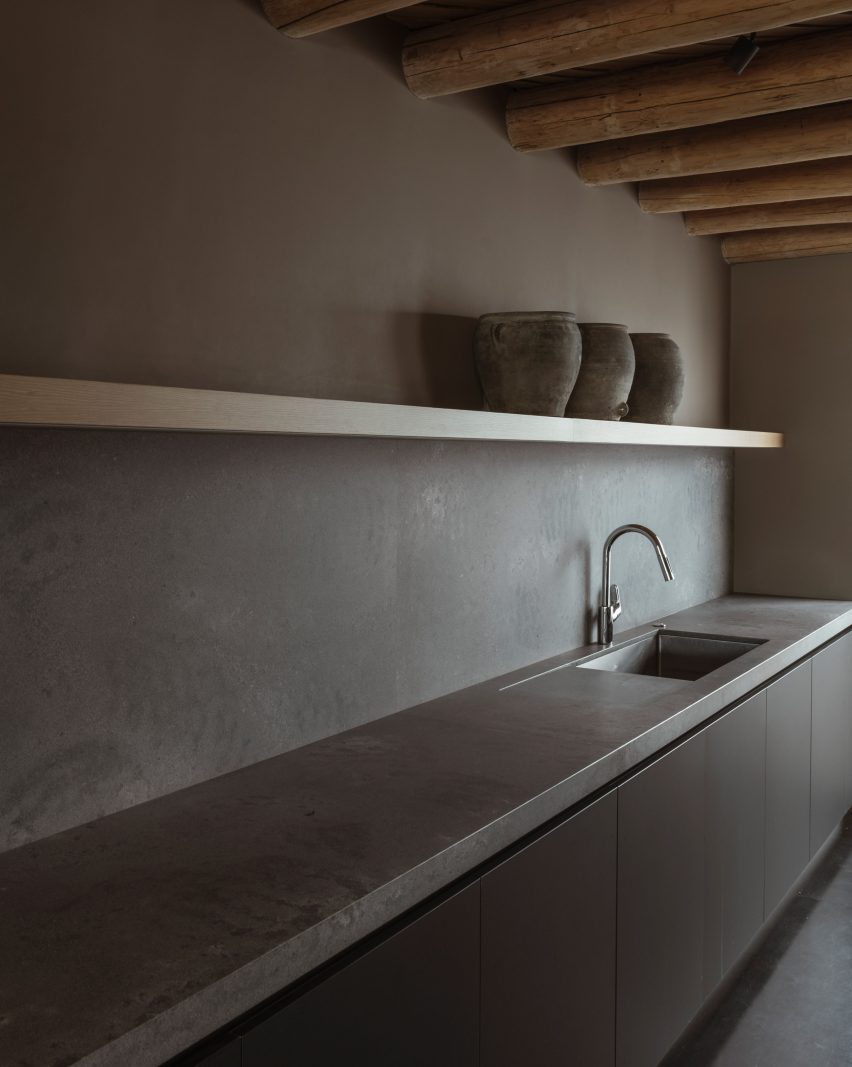 Kitchen, Casa Tres Árboles in Valle de Bravo by Direccion
