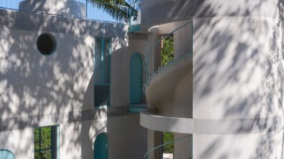 Palma positions stucco-clad housing complex on Mexican coastline
