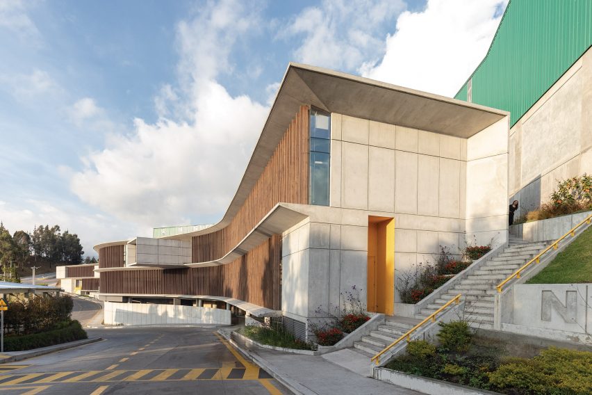 Curved exterior of Novopan offices by Diez and Muller Arquitectos