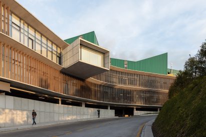Curved exterior of Novopan offices by Diez and Muller Arquitectos