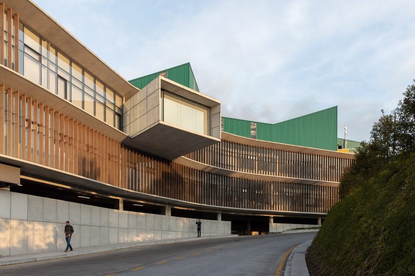 Curved exterior of Novopan offices by Diez and Muller Arquitectos