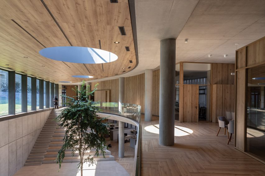 Diez + Muller Arquitectos completes office block attached to factory