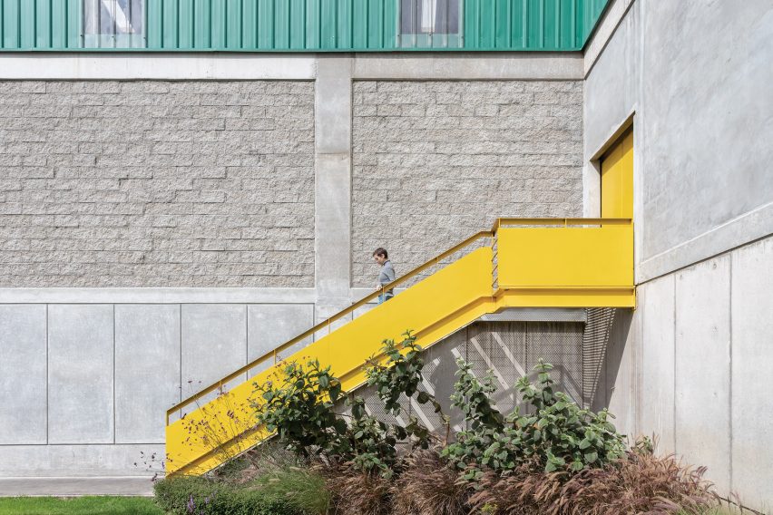 Diez + Muller Arquitectos completes office block attached to factory