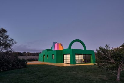 Colourful exterior of Casa Neptuna by Edgardo Giménez