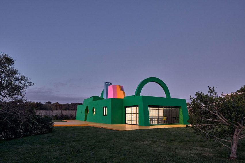 Colourful exterior of Casa Neptuna by Edgardo Giménez