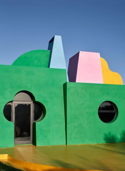 Colourful exterior of Casa Neptuna by Edgardo Giménez