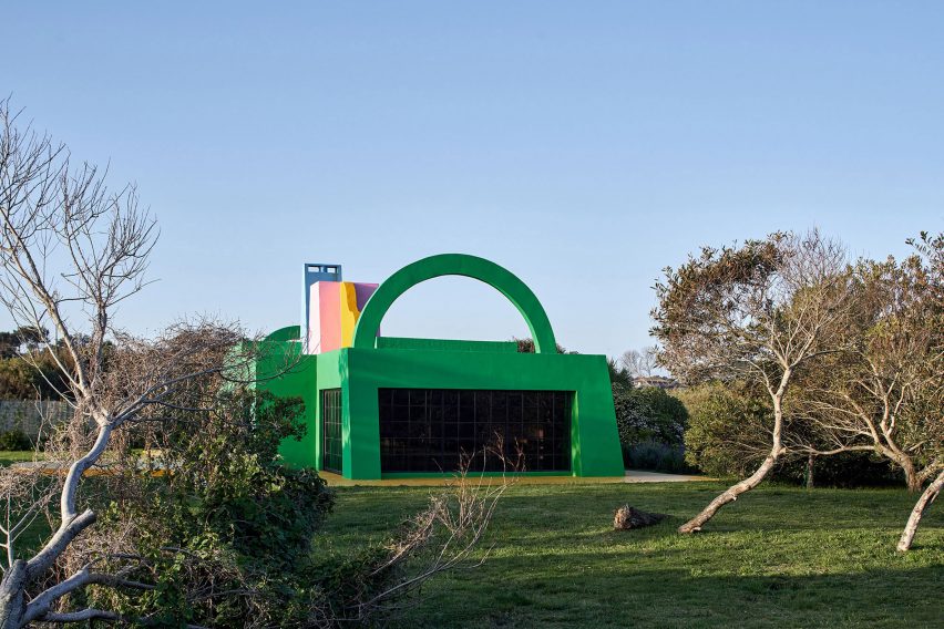 Exterior of Casa Neptuna by Edgardo Giménez